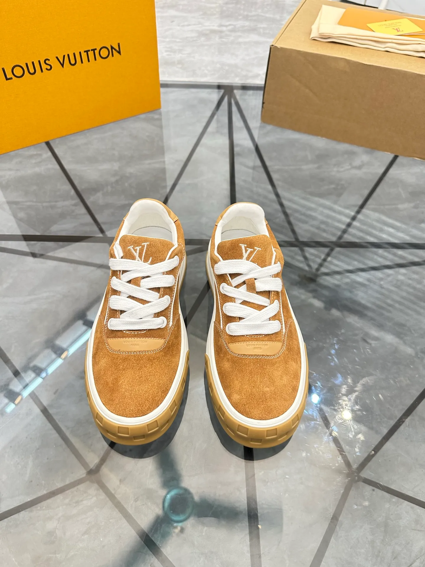 Men's shoes for sale 💰: 💰P660¥ Top quality Comes with airplane case Product trademark: LV* "Louis Vuitton*" low-top casual shoes Regular size: 35-44 (can be customized to 45) Couple style Product materials: imported nubuck leather upper, sheepskin lining, original outsole. Number: 819